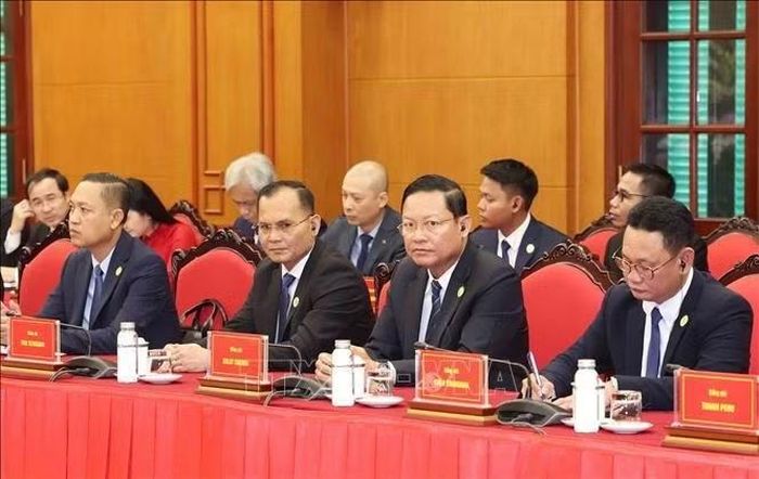 Đoàn cán bộ lãnh đạo trẻ Đảng Nhân dân Campuchia tại buổi tiếp. Ảnh: TTXVN
