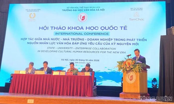 PGS.TS Đinh Công Tuấn phát biểu khai mạc và trình bày báo cáo đề dẫn Hội thảo.