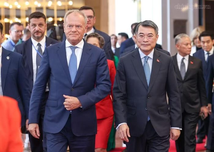 Thủ tướng Lê Minh Hưng và Thủ tướng Ba Lan Donald Tusk đến dự Hội nghị bàn tròn doanh nghiệp Việt Nam - Ba Lan. Ảnh: CP