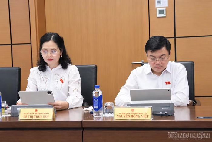 Các đại biểu tham dự phiên họp. Ảnh: Nguyễn Hường.