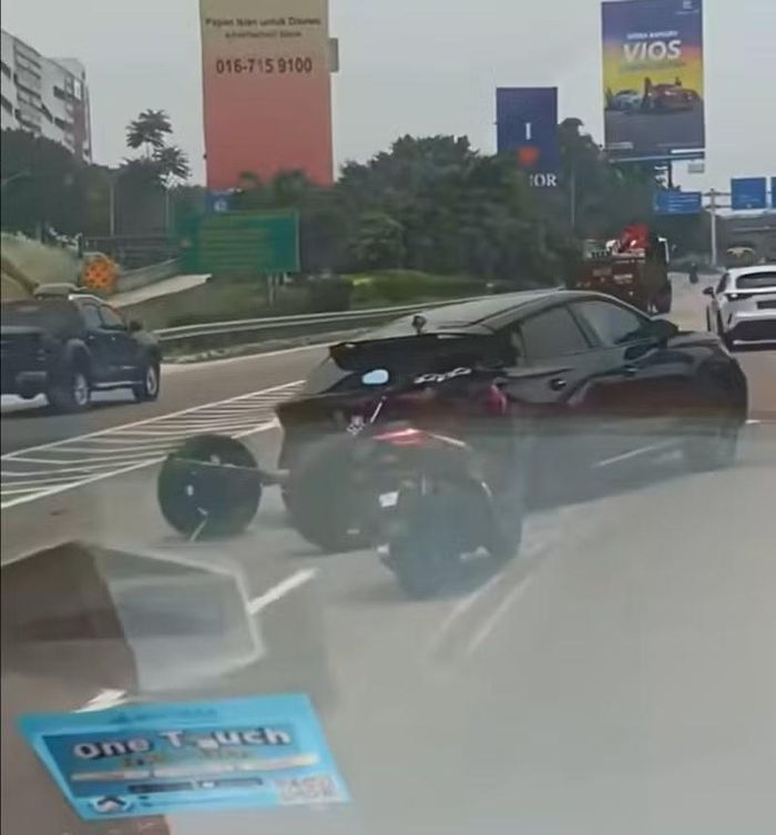 Hiện trường chiếc xe Omoda 5 bị gãy trục tại Malaysia. Ảnh: Carnewschina