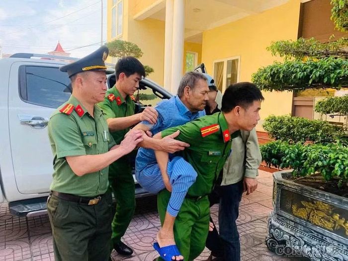 Lực lượng công an xã Giai Lạc hỗ trợ thân nhân liệt sĩ đến điểm lấy mẫu ADN. Ảnh: Kim Long