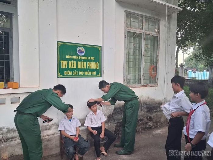 Cán bộ, chiến sĩ Đồn Biên phòng đã trực tiếp cắt tóc miễn phí cho các em học sinh
