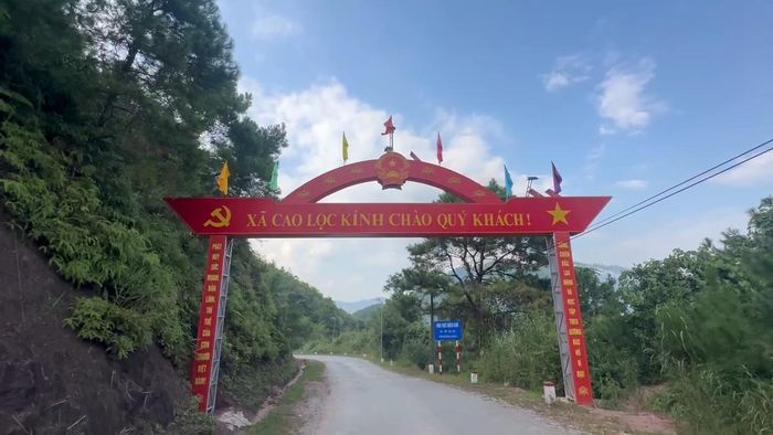 Cổng chào xã Cao Lộc, nổi bật với sắc đỏ truyền thống. Ảnh: Văn Trung