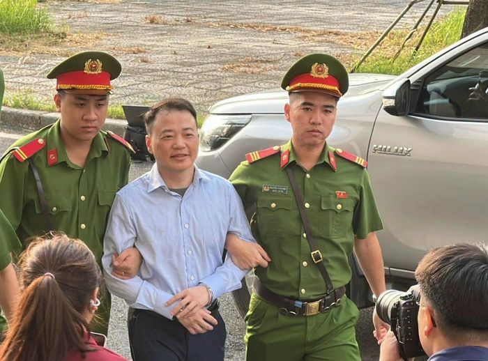Bị cáo Nguyễn Hòa Bình (Shark Bình) đang bị dẫn giải lên phòng xét xử