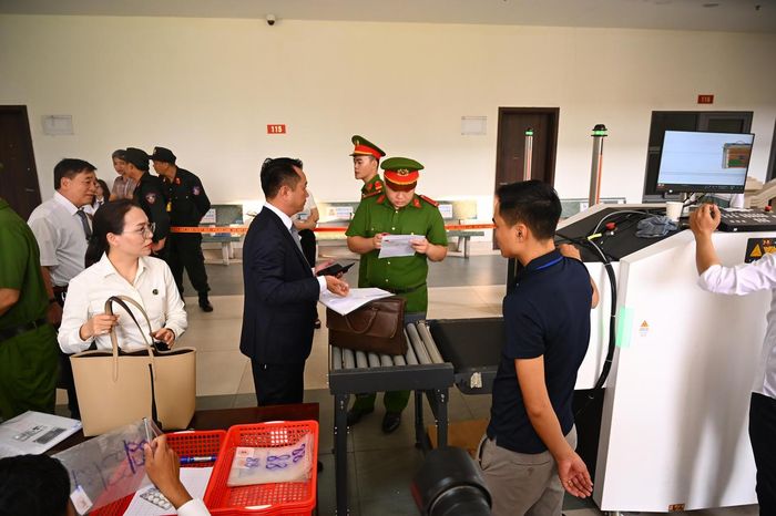 Để đảm bảo an ninh cho phiên xét xử, lực lượng hỗ trợ tư pháp đã tổ chức kiểm tra, kiểm soát người ra vào phiên xét xử