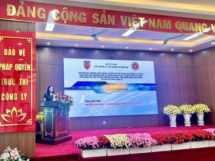 Đồng chí Đoàn Thị Hạ - Trưởng THADS tỉnh Cao Bằng trình bày tham luận. Ảnh Thu Nguyễn.