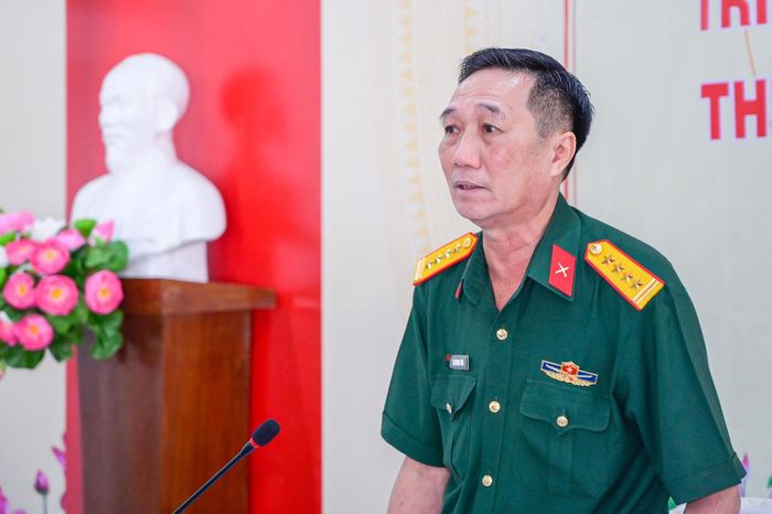 Đại tá Cao Minh Tâm, Phó Chính ủy Bộ Chỉ huy Quân sự tỉnh, Phó Trưởng ban Thường trực Ban Tổ chức các hoạt động “Tết Quân - Dân” năm 2027 phát biểu kết luận hội nghị. Ảnh: Phương Vũ