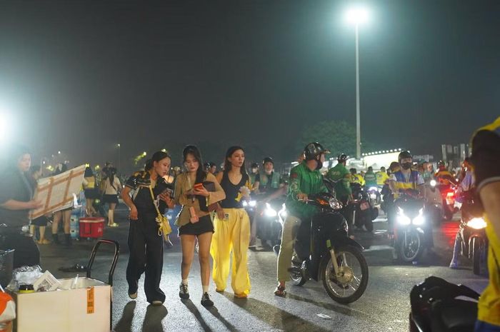 Những chuyến xe đi gần được tài xế ra giá 200.000-300.000 đồng, cuốc xa giá 500.000 đồng. Đặc biệt, những chuyến xe đưa các fan ở xa ra sân bay Nội Bài có giá lên tới một triệu đồng.