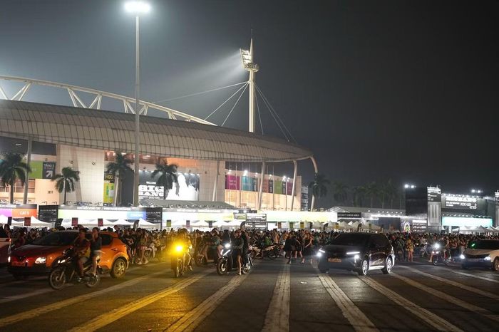 Sau khi đêm diễn thứ hai của concert Big Bang kết thúc, hàng vạn khán giả đổ ra đường khiến khu vực quanh sân Mỹ Đình tắc nghẽn, tê liệt.