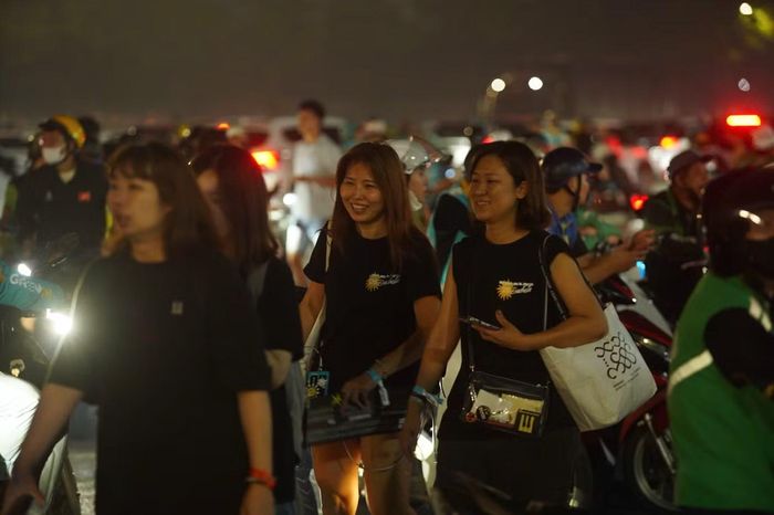 Nhiều khán giả cho biết họ không thể đặt xe trên ứng dụng và phải thỏa thuận giá cả trực tiếp với tài xế. Mức giá được các tài xế đưa ra cao gấp nhiều lần giá trên ứng dụng khiến nhiều khán giả gặp khó khăn trong việc lựa chọn phương tiện phù hợp.