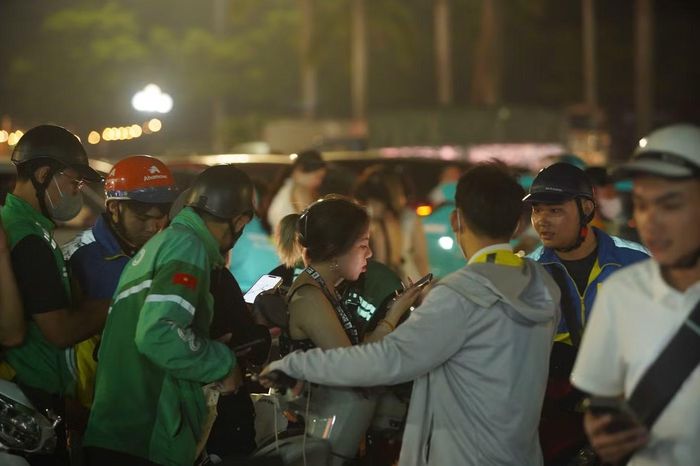 Mỗi khi có khách bước ra từ khu vực sân vận động sẽ có hàng chục xe ôm công nghệ bao vây, mời chào.