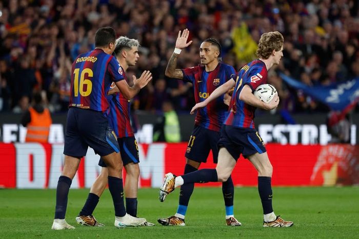  Raphinha chia vui với đồng đội sau khi gỡ hòa 1-1 cho Barcelona. 