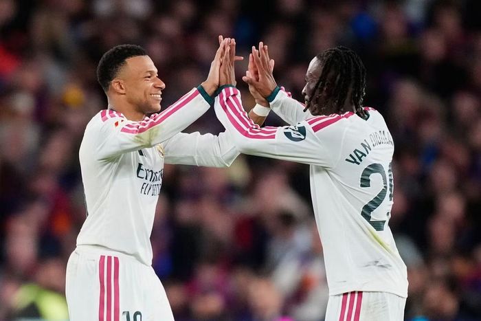  Mbappe (trái) ăn mừng cùng Diomande sau khi ấn định thắng lợi 2-1 cho Real Madrid. 