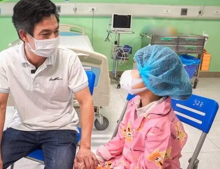  Hai bố con bệnh nhi đầu tiên được ghép thận từ người cho chết não tại Bệnh viện Nhi ﻿Trung ương xúc động nắm chặt tay nhau trong ngày ra viện. 