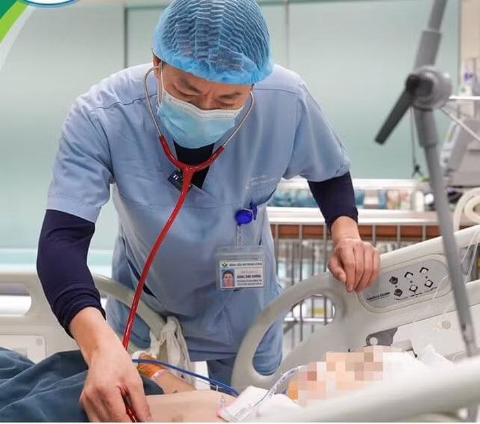 Bác sĩ chăm sóc bệnh nhi sau ghép thận tại Bệnh viện Nhi Trung ương.