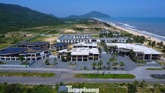 Vịnh Lăng Cô (TP. Huế) từng được kỳ vọng trở thành điểm đến của những dự án du lịch, nghỉ dưỡng cao cấp, góp phần thúc đẩy kinh tế địa phương và thu hút dòng vốn đầu tư lớn. Thế nhưng, bên bờ vịnh đẹp nổi tiếng thế giới này, khu nghỉ dưỡng quốc tế Minh Viễn - Lăng Cô với tổng vốn 368 triệu USD vẫn dang dở sau nhiều năm triển khai.