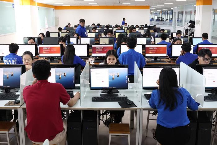 Ngay sau lễ khai mạc, các thí sinh bắt đầu thi vòng loại bảng Đội tuyển.