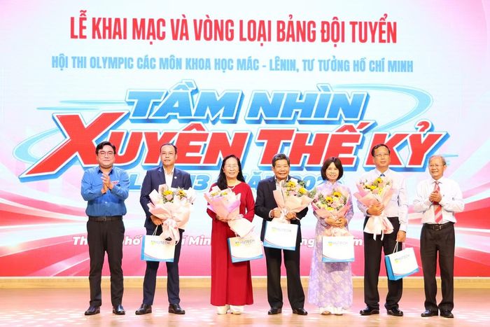 Anh Ngô Minh Hải - Phó Chủ tịch Ủy ban MTTQ Việt Nam TPHCM, Bí thư Thành Đoàn TPHCM cùng đại diện Đảng ủy, Ban Giám hiệu Trường Đại học Công nghệ TPHCM trao hoa cảm ơn Hội đồng giám khảo hội thi.