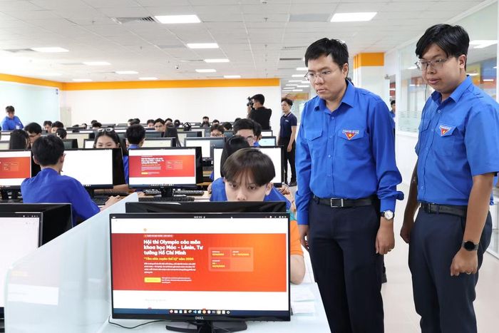  Lãnh đạo Thành Đoàn, Hội Sinh viên Việt Nam TPHCM﻿ kiểm tra việc tổ chức thi bảng Đội tuyển, sáng 25/10. Ảnh: Ngô Tùng 