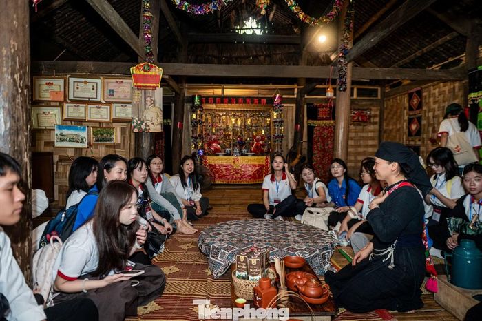 Theo người dân trong làng, bắt đầu xây dựng từ năm 2003, đến nay khu bảo tồn làng nhà sàn du lịch sinh thái Thái Hải đã có 13 năm xây dựng và hoàn thiện. Từ một vùng đất cằn cỗi, chỉ toàn cỏ cây hoang dại, những chủ nhân của làng nhà sàn Thái Hải đã biến nơi đây trở thành một không gian sinh thái lý tưởng, đầy sức sống. 30 ngôi nhà sàn dân tộc Tày, Nùng được phục dựng giữa không gian xanh mướt của núi đồi, cỏ cây.