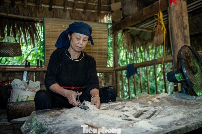 Gắn bó với khu bảo tồn làng nhà sàn du lịch sinh thái Thái Hải từ những ngày đầu, những cư dân của làng đều mang theo cả gia đình của mình đến sinh sống. Nhiều nhà có từ 2 - 3 thế hệ, trong đó có cả những em bé được được sinh ra và lớn lên chính trên mảnh đất này. Họ đều gọi nơi đây bằng cái tên thân thương "Gia đình Thái Hải". Theo hương ước của làng, mọi người đều cố gắng duy trì và gìn giữ những nét sinh hoạt văn hóa của dân tộc mình từ trang phục, lời ăn tiếng nói, nếp sinh hoạt hằng ngày tới những lễ hội truyền thống...