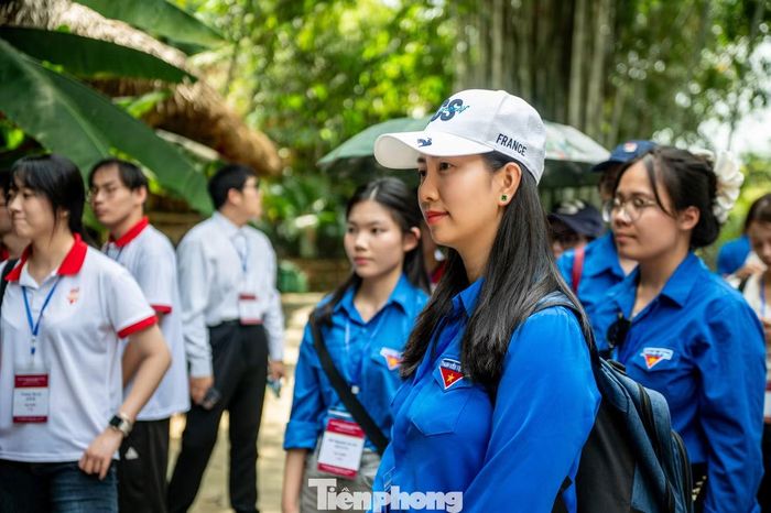 Thu Hương - sinh viên Trường Đại học Ngoại ngữ, Đại học Quốc gia Hà Nội - cho biết ấn tượng với không gian rộng rãi, xanh mát, những nếp nhà sàn truyền thống và các hoạt động văn hóa dân gian.