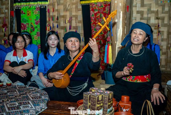Điểm nhấn trong hành trình khám phá bản làng là được lắng nghe điệu hát Then trong không gian nhà sàn truyền thống, thưởng thức rượu men lá do người dân mời và tìm hiểu những phong tục, tập quán lâu đời của đồng bào dân tộc Tày.