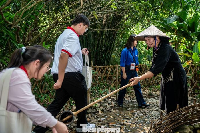 Du khách được đại diện bản làng Thái Hải giới thiệu về phong tục, tập quán của người Tày, trong đó có tục rửa tay, rửa mặt bằng nước lấy từ giếng cổ, gắn với quan niệm gột rửa bụi trần, cầu bình an trong đời sống tâm linh truyền thống.
