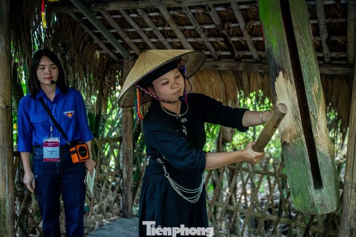 Khi khách du lịch tới thăm làng, người hướng dẫn viên là thành viên trong làng sẽ đánh mõ treo ngay đầu làng. Tiếng mõ vang xa như báo cho toàn bộ người dân trong làng sắp có khách quý đến thăm. Họ nấu nước chè xanh mới hái, cắt bánh chè lam để sẵn sàng mời khách đến chơi.