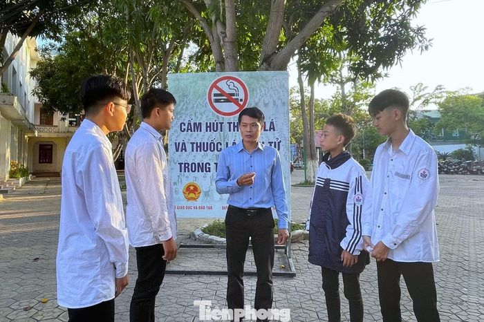 Ngành Giáo dục Nghệ An duy trì biển cấm hút thuốc, xây dựng môi trường học đường không khói thuốc.