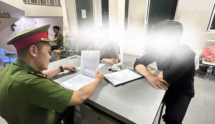 Công an làm việc với người liên quan.