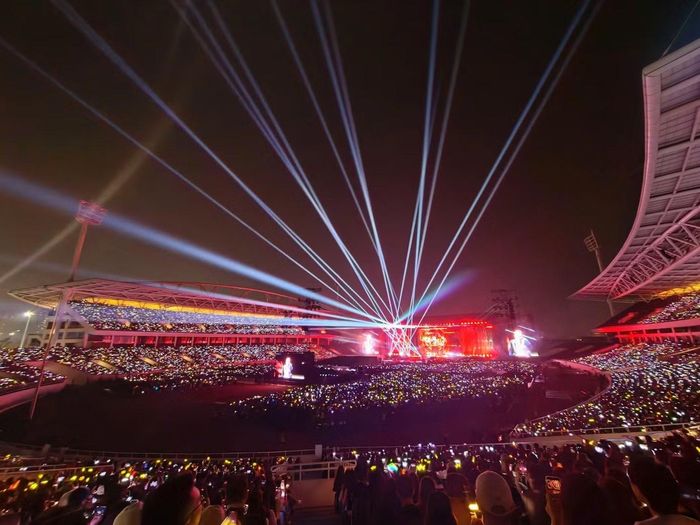 Màn pháo hoa cuối chương trình khép lại chặng diễn Hà Nội trong ánh sáng của hàng nghìn chiếc lightstick. G-Dragon, Taeyang và Daesung nán lại chào khán giả, trong khi tiếng gọi tên nhóm vẫn vang từ các khán đài. Khi pháo hoa tắt, biển đèn vàng ở Mỹ Đình vẫn sáng.