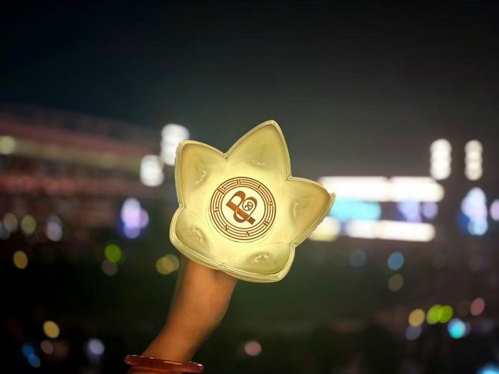 Từ mặt sân đến các tầng ghế, những chiếc lightstick hình vương miện cùng thắp sáng, tạo thành biển đèn vàng đặc trưng trong các đêm nhạc của Big Bang.
