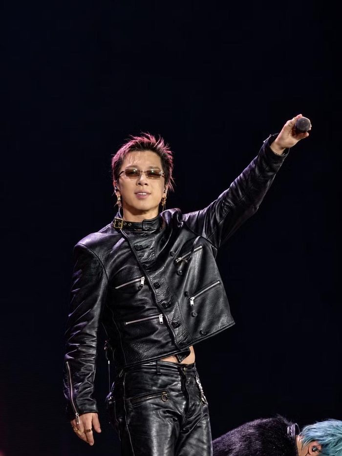 Taeyang giữ nhịp sôi động bằng những phần hát, nhảy và giao lưu liên tục. Nam ca sĩ hướng về từng khu vực khán đài, khuyến khích người xem hét lớn hơn. Những lời kêu gọi được đáp lại bằng tiếng hò reo, kéo khán giả cùng tham gia vào phần trình diễn. Có lúc anh phấn khích bung áo để khoe cơ bụng trước hàng vạn khán giả.
