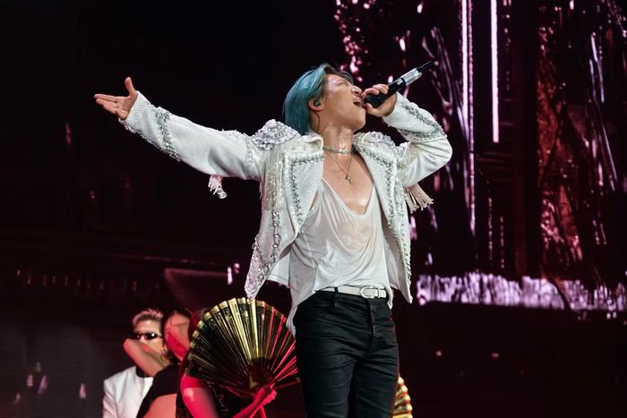 Daesung mang đến những khoảnh khắc vui nhộn bằng biểu cảm và cách tương tác trên sân khấu. Bên cạnh các tiết mục âm nhạc, những màn trêu đùa giữa anh với G-Dragon, Taeyang tạo khoảng nghỉ thoải mái cho chương trình. Có lúc cả ba nằm dài trên sàn sau tiết mục, vừa lấy lại hơi vừa cười trong tiếng cổ vũ phía dưới.
