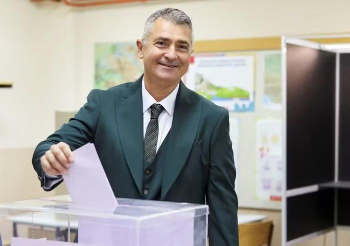 Ông Ilija Srdanovic - người đứng đầu danh sách tranh cử của "Danh sách Sinh viên" bỏ phiếu tại một điểm bầu cử ở Novi Sad. (Ảnh: Reuters)
