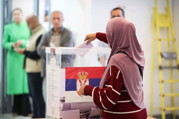 Người dân Serbia đi bỏ phiếu ngày 25/10. (Ảnh: Reuters)