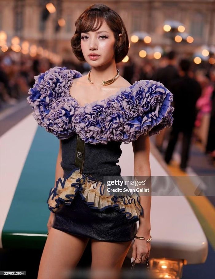 Nữ ca sĩ bị đồn hẹn hò một đàn em kém tên tuổi.
