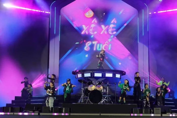 Xệ Xệ chứng minh bản lĩnh sân khấu với set diễn Hip-Hop chất lượng.