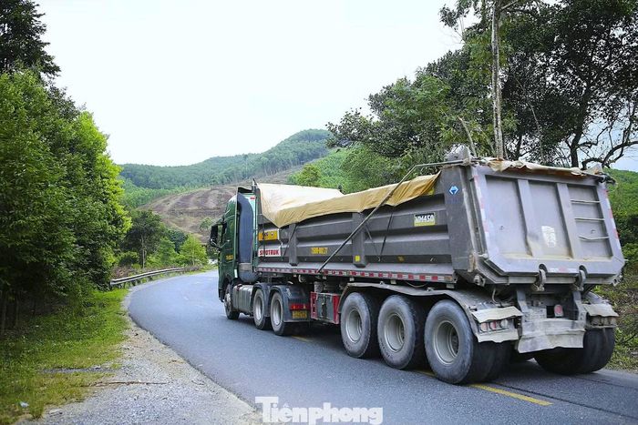  Thời gian gần đây, lượng xe sơ-mi rơ-moóc, xe đầu kéo chở hàng, trong đó có vận chuyển than đá, gia tăng trên Quốc lộ 49. Trong khi đó, mặt đường nhiều đoạn chỉ rộng khoảng 5,5 m, địa hình đèo dốc phức tạp, chưa đáp ứng tốt yêu cầu lưu thông của các phương tiện có chiều dài lớn. Áp lực giao thông gia tăng khiến nguy cơ﻿ va chạm, ùn ứ và tai nạn luôn hiện hữu. 