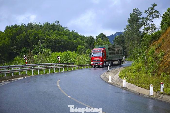  Từ 0h ngày 15/8/2026, phương án tổ chức giao thông quy định xe sơ-mi rơ-moóc và xe kéo rơ-moóc lưu thông một chiều trên Quốc lộ 49 theo hướng từ đường Hồ Chí Minh về đường tránh Huế trong khung giờ 19h đến 5h sáng hôm sau. Các đoàn xe chở than không quá 10 chiếc, cách nhau tối thiểu 20 phút, nhằm hạn chế phương tiện﻿ tập trung và giảm áp lực giao thông. 