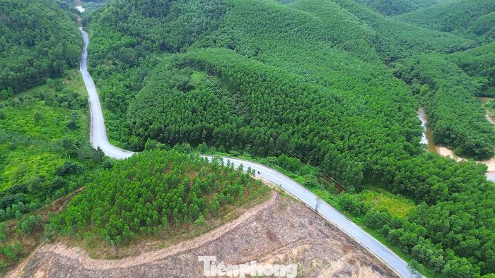 Theo lộ trình Sở Xây dựng TP. Huế đề xuất, hai đoạn có 20 điểm cong được ưu tiên xử lý trong năm 2027; các vị trí còn lại dự kiến triển khai dần đến năm 2030. Tuy nhiên, tiến độ thực tế còn phụ thuộc việc bố trí ngân sách và giải phóng mặt bằng. Trong thời gian chờ đầu tư, cơ quan quản lý tiếp tục tuần kiểm, khắc phục hư hỏng, phối hợp lực lượng chức năng cảnh báo và kiểm soát giao thông trên tuyến.