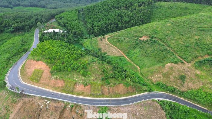  Tại các đoạn cong﻿ bán kính nhỏ, khuất tầm nhìn, xe đầu kéo khi ôm cua có thể lấn sang làn ngược chiều, tạo nguy cơ va chạm đối đầu. Người đi xe máy, ô tô con nhiều khi phải nép sát lề, dừng lại hoặc lùi xe để nhường đường. Các khu vực đèo Tà Lương, A Co là những nơi người tham gia giao thông đặc biệt lo ngại. 