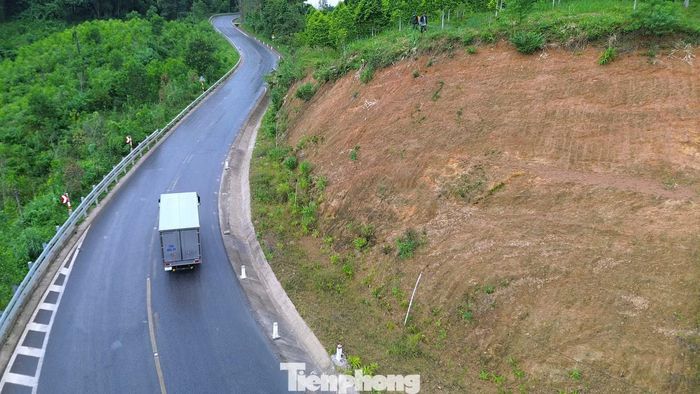  Theo Sở Xây dựng TP. Huế, nhiều đoạn Quốc lộ 49 hẹp, địa hình đèo dốc, nếu đồng loạt thi công cả 71 vị trí có thể gây ùn tắc nghiêm trọng, thậm chí cô lập giao thông trong mùa mưa. Vì vậy, phương án dự kiến chia các vị trí nguy hiểm thành 12 đoạn để triển khai theo thứ tự ưu tiên, tập trung trước vào nơi mặt đường xuống cấp﻿ và thường gây nguy hiểm. 