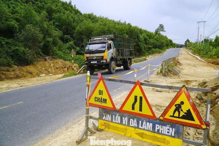 Trong thời gian chờ vốn xử lý triệt để, ngành chức năng sử dụng kinh phí quản lý, bảo trì đường bộ để bổ sung cọc tiêu, biển báo nguy hiểm, sơn gờ giảm tốc và phát quang cây cối che khuất tầm nhìn. Biển hạn chế tốc độ 40 km/h đối với xe sơ-mi rơ-moóc cũng được rà soát, bổ sung tại các đoạn đèo dốc, đường cong khuất tầm nhìn theo phương án tổ chức giao thông được chấp thuận.