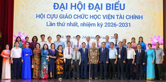 Các đại biểu chụp ảnh lưu niệm