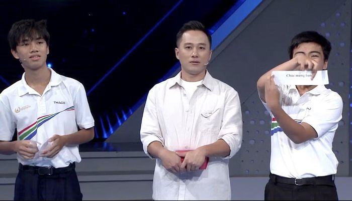Hai thí sinh bốc thăm lá phiếu để phân định đi tiếp vào thi quý hay dừng lại.