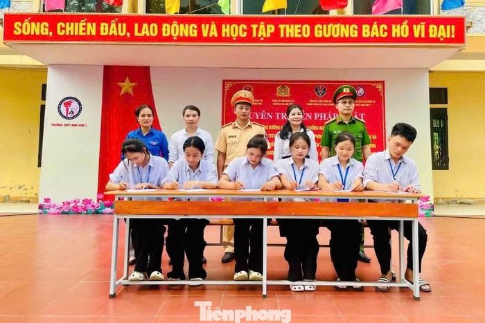 Học sinh ký cam kết phòng chống bạo lực học đường.