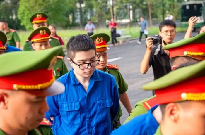 Mr Pips sau một thời gian dài tạm giam da trắng, tóc dài hơn thời điểm mới bị khởi tố.